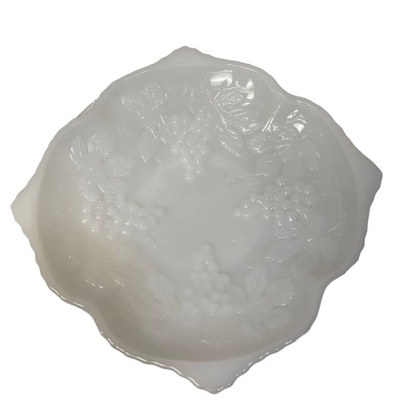 Vintage Anchor Hocking Milk Glass 50s Pedestal Bowl Embossed Grapes 10 x12.5" - Picture 2 of 6
